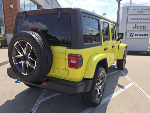 Used 2024 Jeep Wrangler Unlimited w/ Convenience Group AWD/4WD image 12