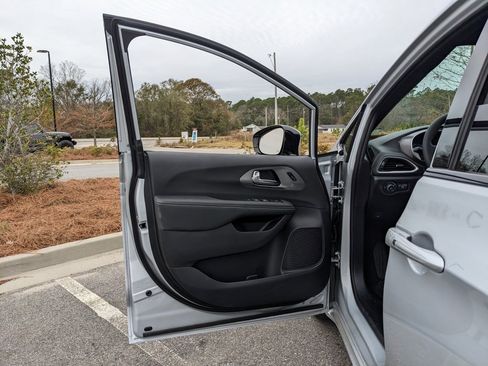 Certified 2026 Chrysler Pacifica Select w/ S Appearance Package image 55