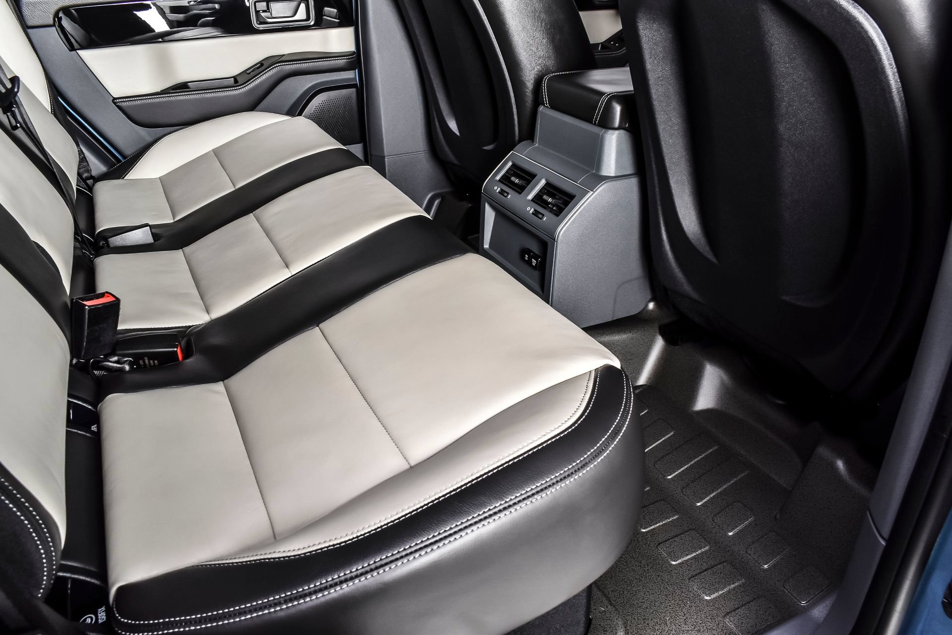 Used 2025 INEOS Grenadier Station Wagon AWD/4WD image 19