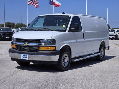 Used 2025 Chevrolet Express 2500 w/ Driver Convenience Package RWD image 3