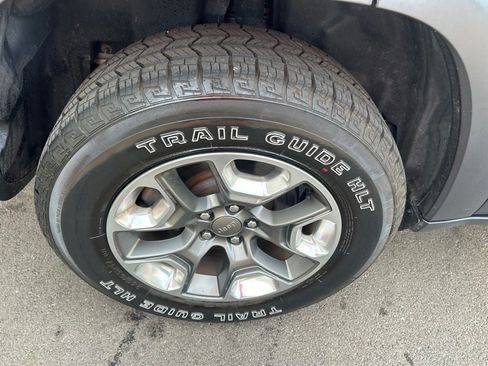 Used 2019 Jeep Cherokee Trailhawk AWD/4WD image 32