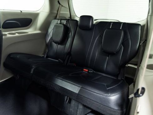 Used 2022 Chrysler Pacifica Touring-L FWD image 23