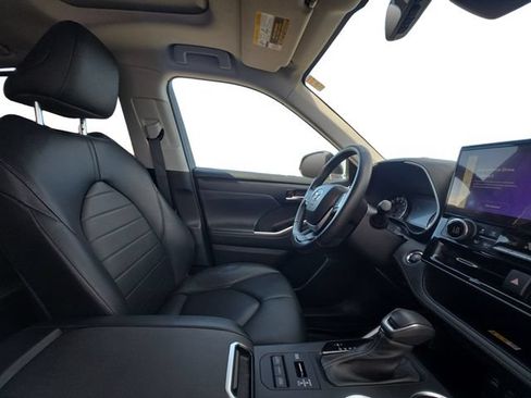 Used 2023 Toyota Highlander XLE AWD/4WD image 15
