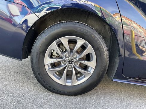 Used 2024 Toyota Sienna LE image 12