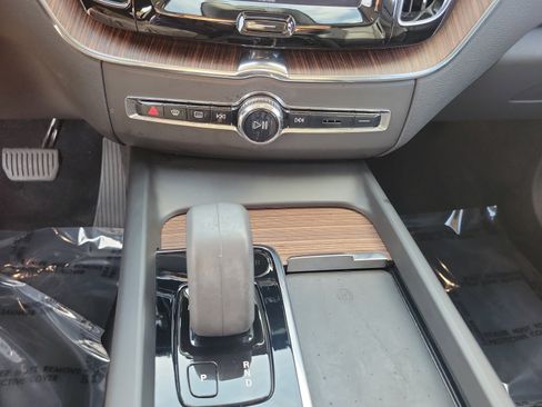 Used 2022 Volvo XC60 B5 Momentum w/ Advanced Package FWD image 18