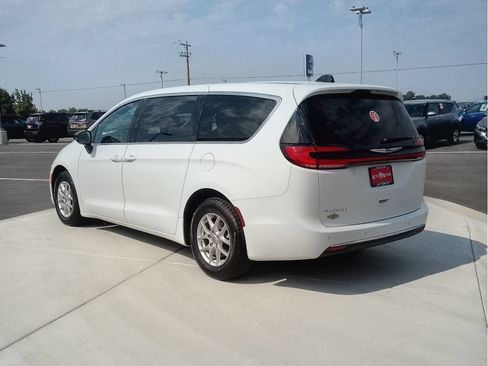 Used 2025 Chrysler Pacifica Select FWD image 5