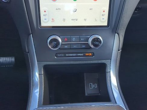 Used 2024 Ford Edge Titanium image 8