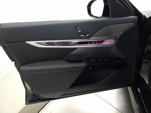 Used 2025 BMW i7 eDrive50 w/ M Sport Package image 10