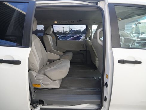 Used 2011 Toyota Sienna image 20