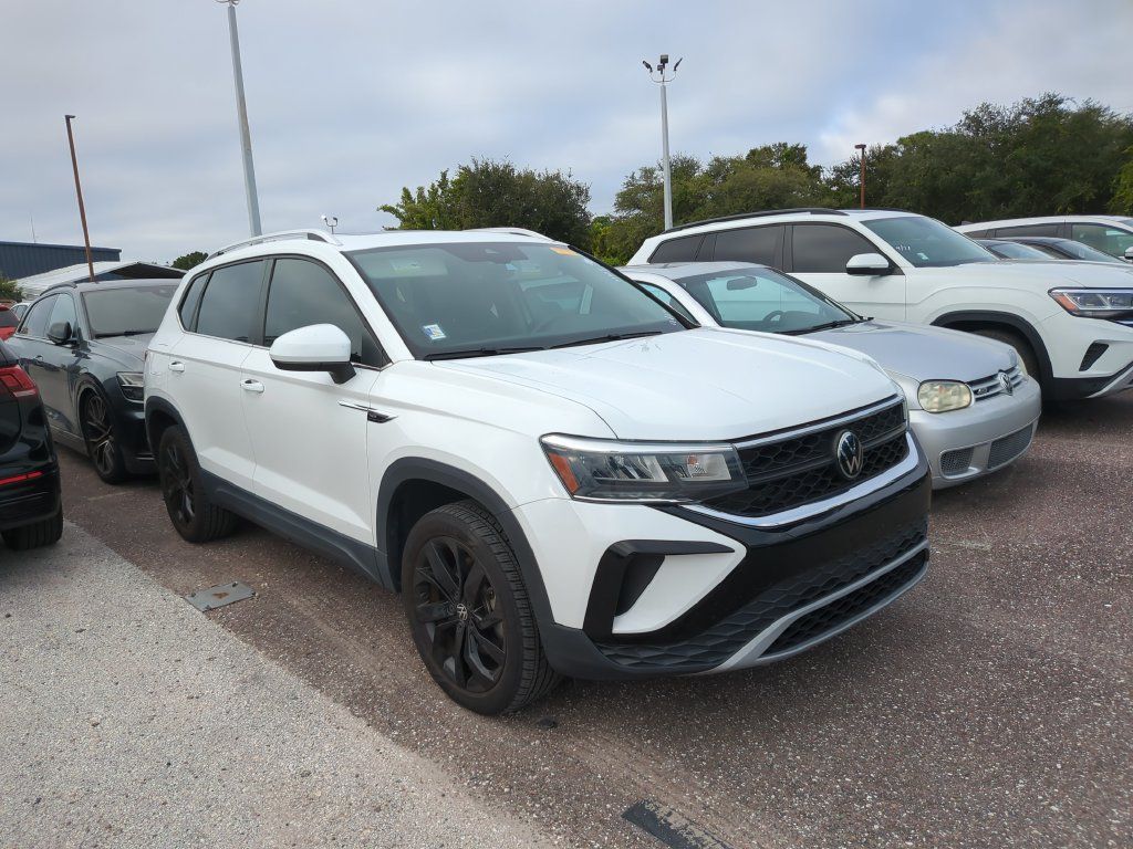 Used 2023 Volkswagen Taos SE w/ Panoramic Sunroof Package FWD image 5