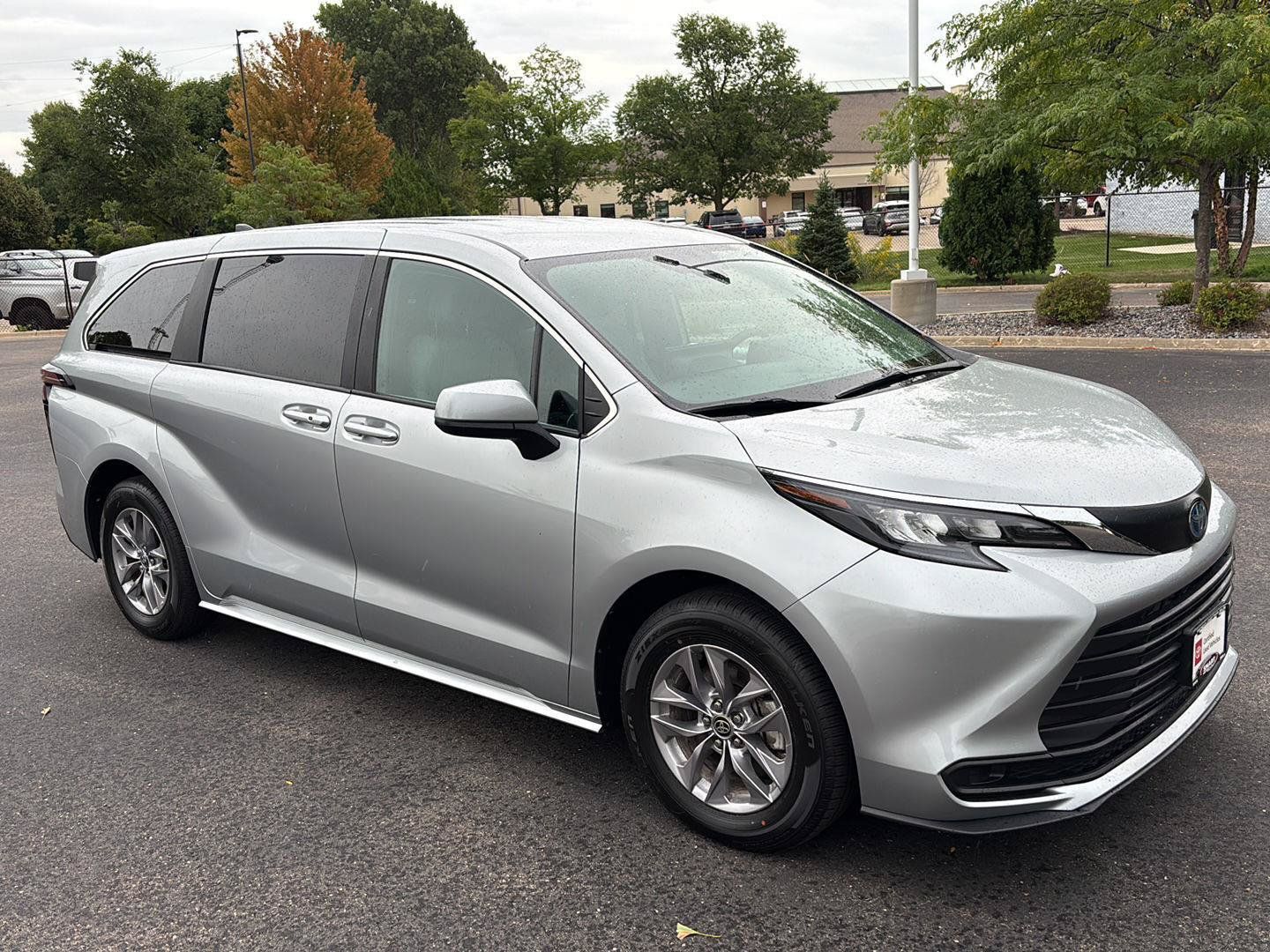 Used 2025 Toyota Sienna LE FWD image 7