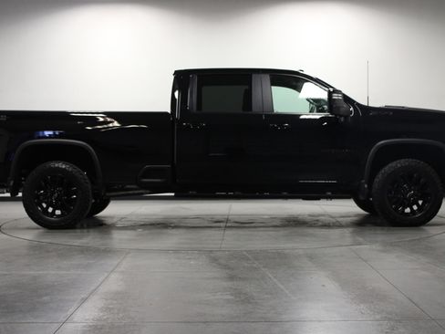 Used 2025 Chevrolet Silverado 2500 LT image 3