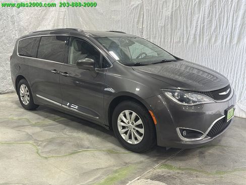 Used 2019 Chrysler Pacifica Touring-L image 2