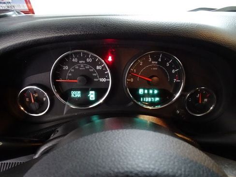 Used 2018 Jeep Wrangler Unlimited Sahara AWD/4WD image 12