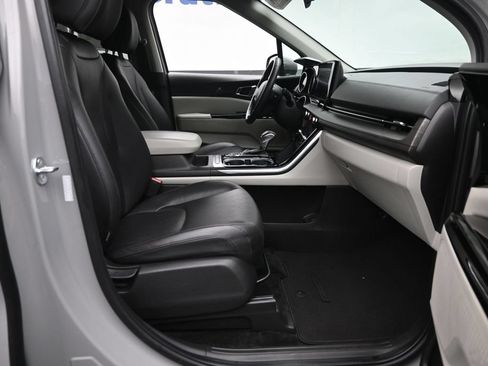 Used 2024 Kia Carnival EX FWD image 9