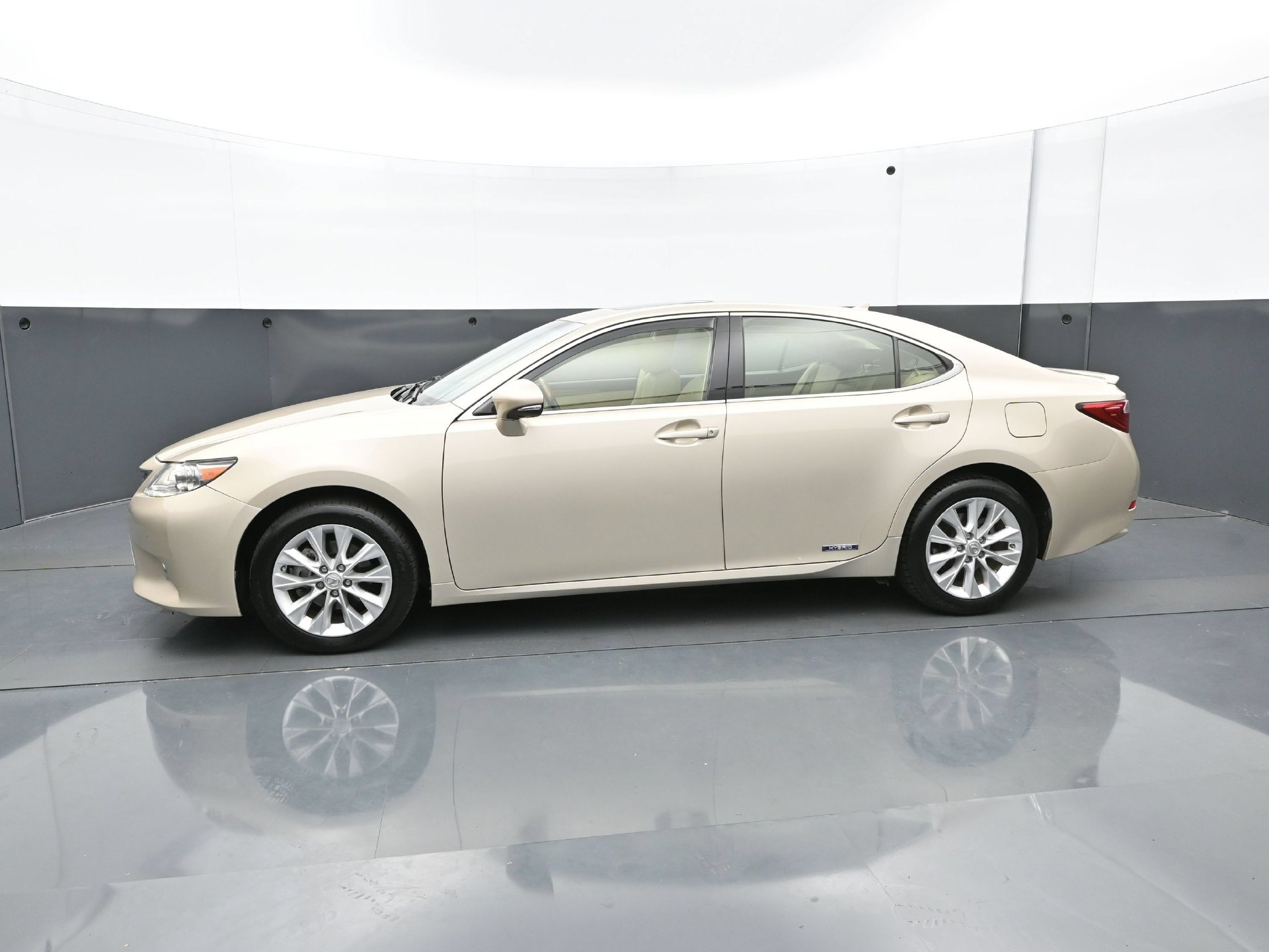 Used 2013 Lexus ES 300h w/ Luxury Pkg FWD image 3
