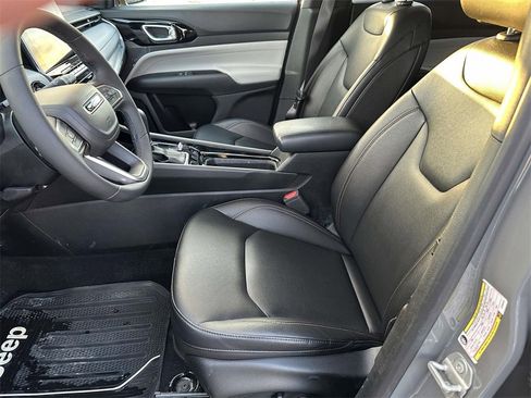 Used 2024 Jeep Compass Limited image 18