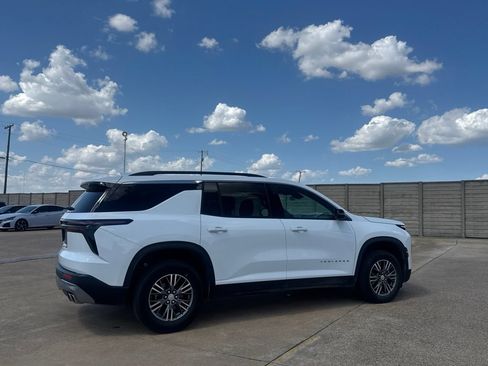 Used 2025 Chevrolet Traverse LT FWD image 23