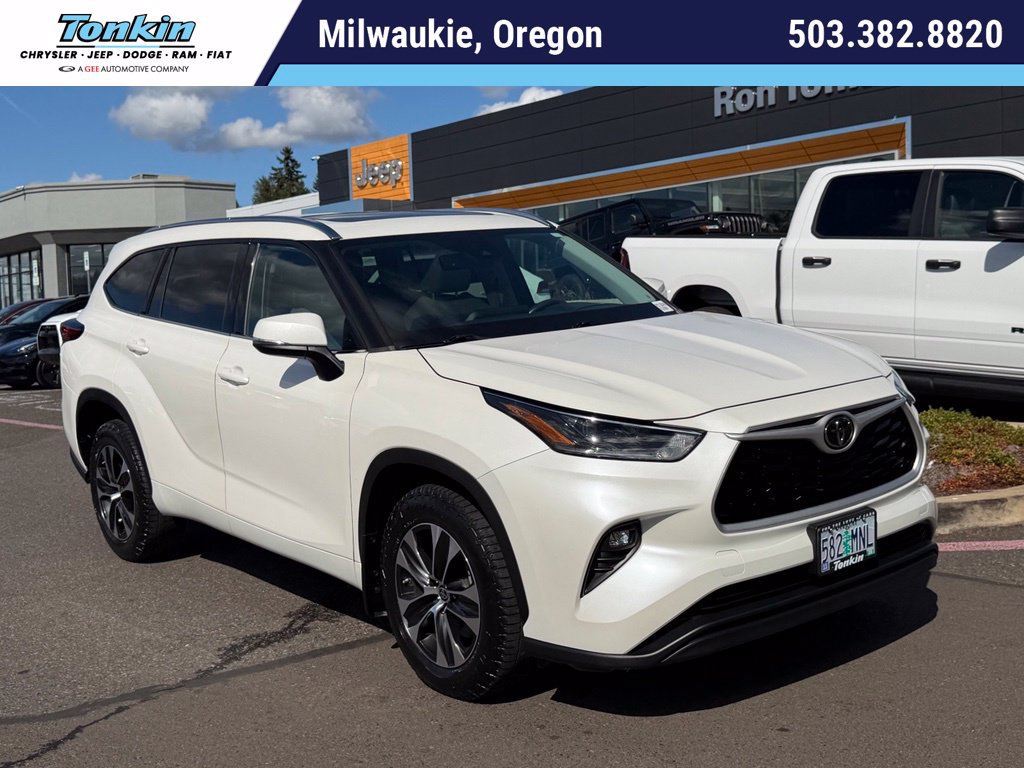Used 2021 Toyota Highlander XLE AWD/4WD image 1
