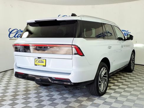 Used 2025 Lincoln Navigator Reserve AWD/4WD image 6