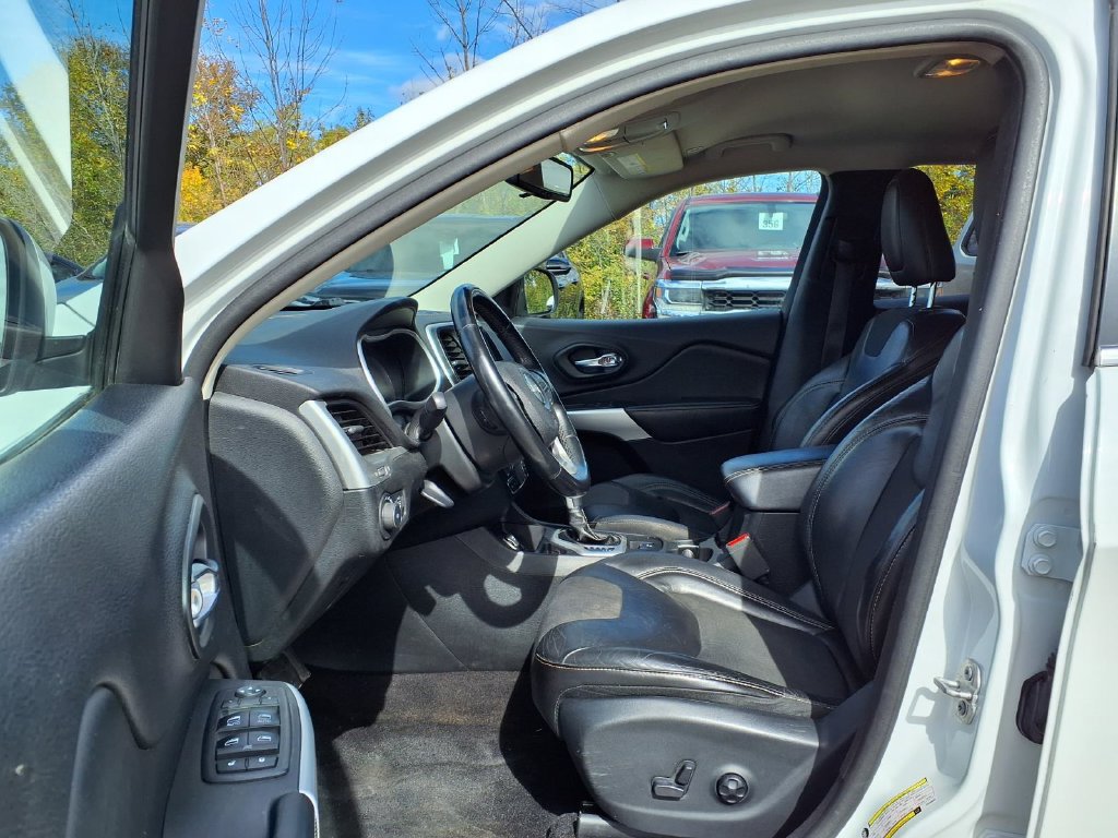 Used 2018 Jeep Cherokee Latitude Plus FWD image 13