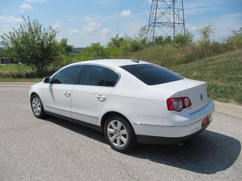 Used 2006 Volkswagen Passat Value Edition FWD image 4