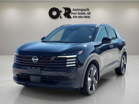 Used 2025 Nissan Kicks SR image 2