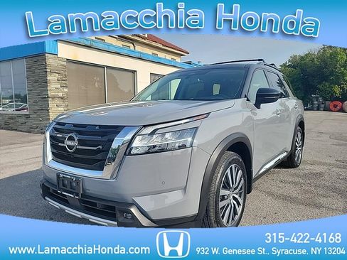 Used 2022 Nissan Pathfinder Platinum w/ Cargo Package AWD/4WD image 1