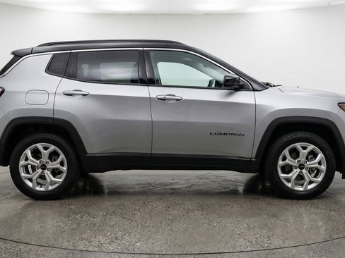 Used 2025 Jeep Compass Latitude image 11