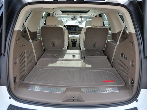 Used 2021 GMC Yukon Denali w/ Denali Premium Package image 14