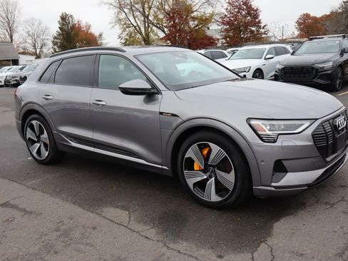 Used 2022 Audi e-tron Premium Plus w/ Premium Plus Package image 3