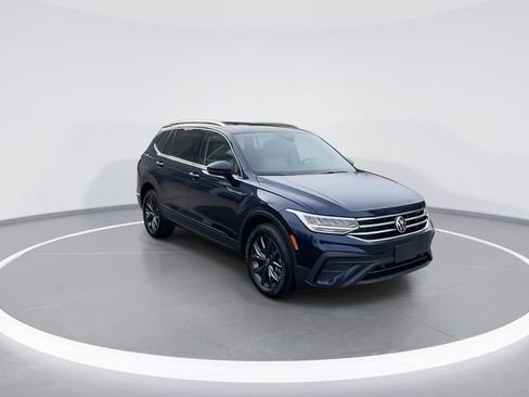 Certified 2022 Volkswagen Tiguan SE w/ Panoramic Sunroof Package image 2