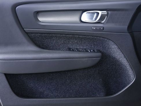 Certified 2025 Volvo XC40 B5 Plus image 8