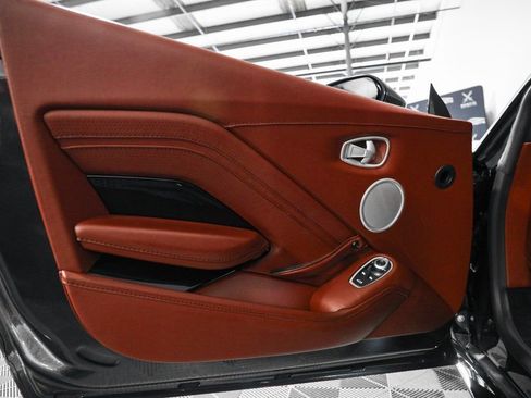 Used 2020 Aston Martin V8 Vantage Coupe image 32