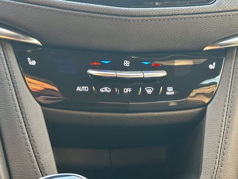 Used 2025 Cadillac XT6 Luxury image 29