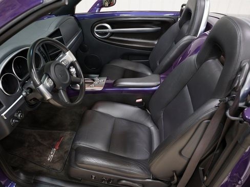 Used 2004 Chevrolet SSR w/ Preferred Equipment Group RWD image 16