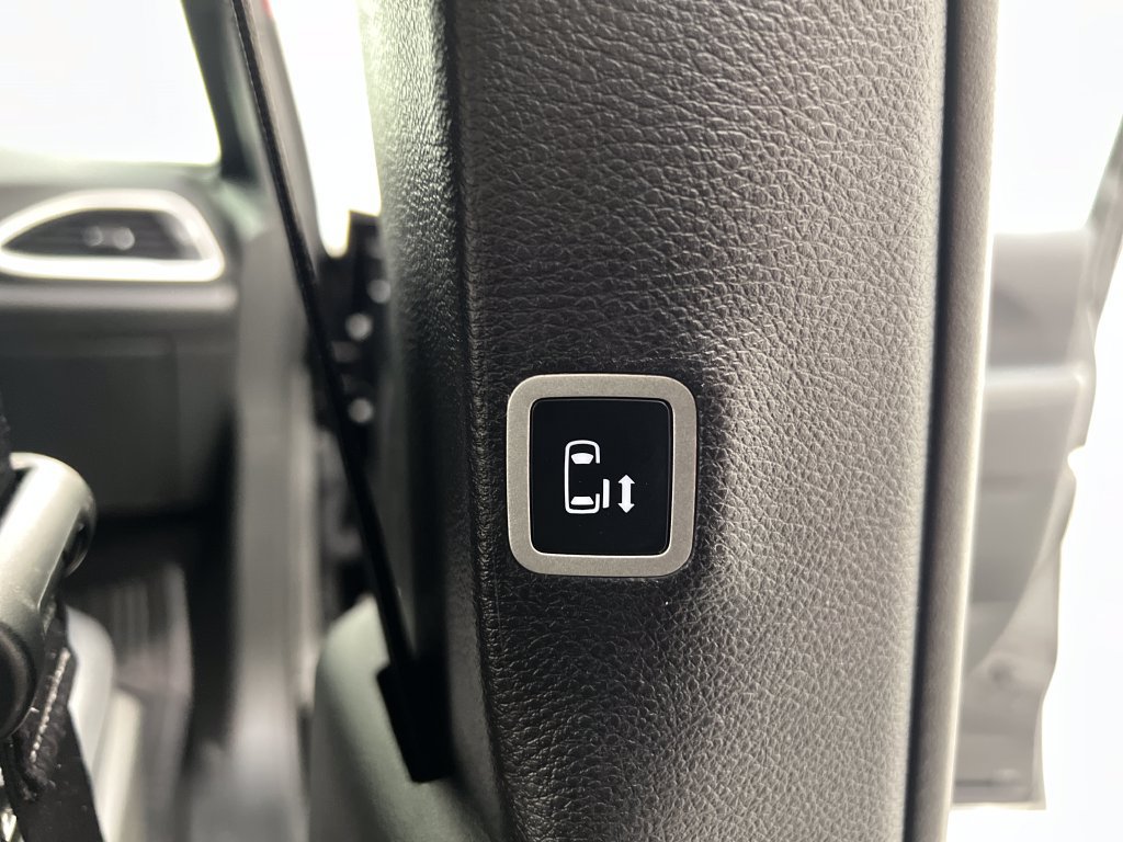 Used 2025 Chrysler Pacifica Select FWD image 33