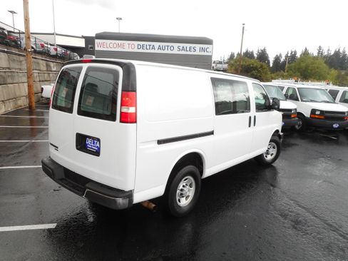 Used 2016 Chevrolet Express 2500 RWD image 8