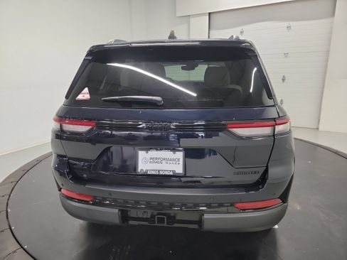 Used 2023 Jeep Grand Cherokee Limited w/ Black Appearance Package AWD/4WD image 8