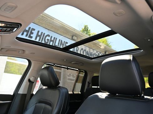 Used 2023 Jeep Grand Cherokee L Limited w/ Luxury Tech Group II AWD/4WD image 3