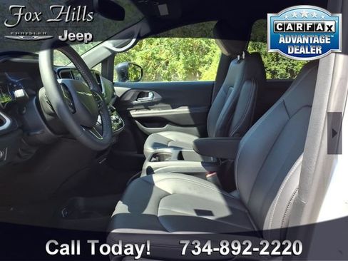 Used 2026 Chrysler Pacifica Select FWD image 16
