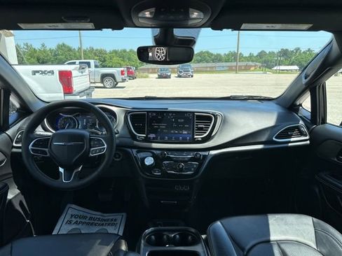 Used 2025 Chrysler Pacifica Select FWD image 32