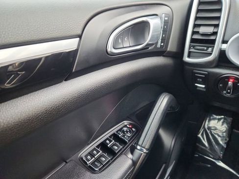 Used 2018 Porsche Cayenne Platinum Edition image 38