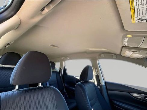 Used 2018 Nissan Rogue SV w/ Premium Package image 25