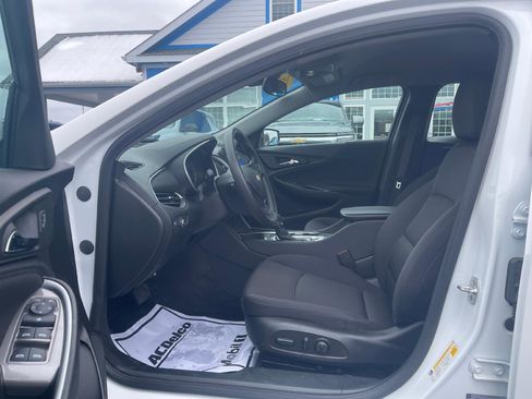 Used 2025 Chevrolet Malibu LT image 4