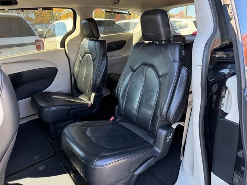 Used 2017 Chrysler Pacifica Touring-L image 8