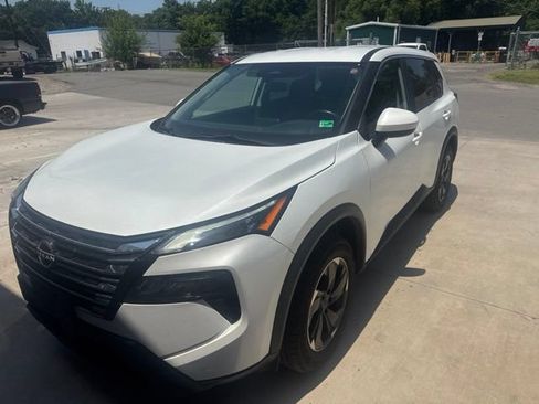 Used 2025 Nissan Rogue SV AWD/4WD image 2