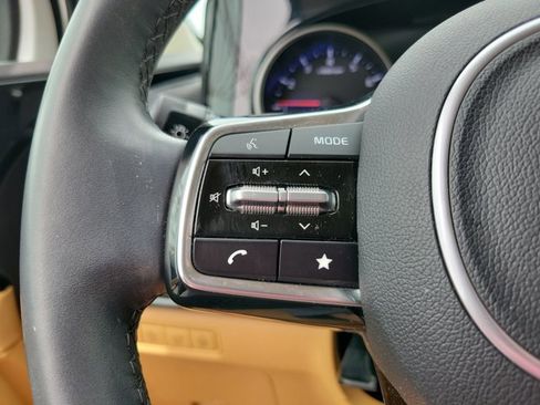 Used 2024 Kia Carnival EX FWD image 16