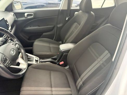Used 2023 Hyundai Venue SEL FWD image 7
