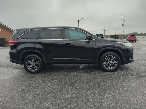 Used 2018 Toyota Highlander LE image 2
